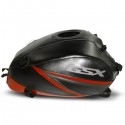 Copriserbatoio Bagster per Suzuki GSX 1400 in similpelle nero, rosso egrigio Copriserbatoio Bagster per Suzuki GSX 1400 in similpelle nero, rosso egrigio