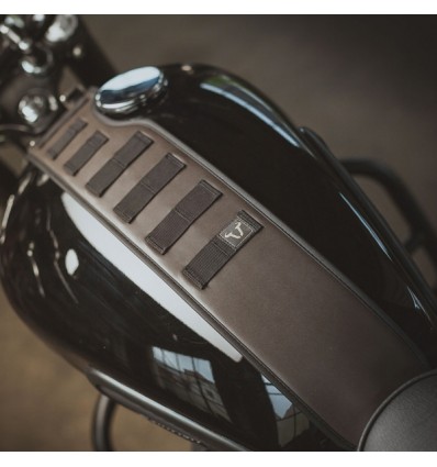 Tank strap SW-Motech linea Legend Gear per Triumph Bonneville T100, T120, Street Twin... Tank strap SW-Motech linea Legend Gear per Triumph Bonneville T100, T120, Street Twin...