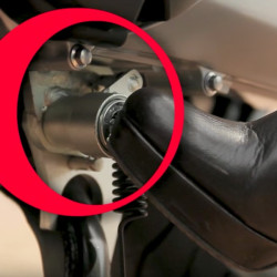 Antifurto blocca cavalletto Push & Block per Honda SH 125i e 150i dal 2013 Antifurto blocca cavalletto Push & Block per Honda SH 125i e 150i dal 2013