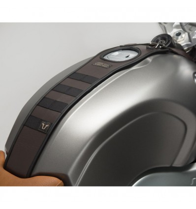 Tank strap SW-Motech linea Legend Gear per BMW R-Nine T Tank strap SW-Motech linea Legend Gear per BMW R-Nine T