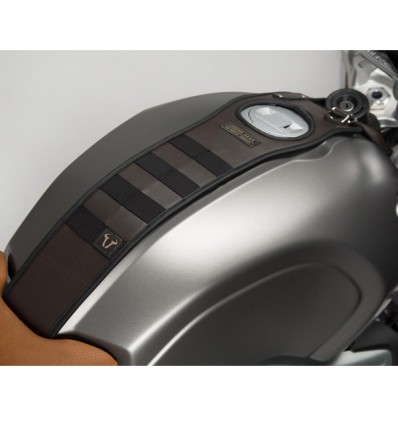 Tank strap SW-Motech linea Legend Gear per BMW R-Nine T Tank strap SW-Motech linea Legend Gear per BMW R-Nine T