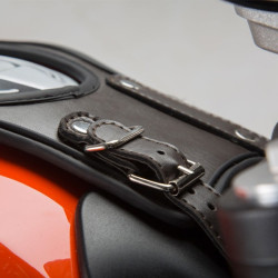 Tank strap SW-Motech linea Legend Gear per Ducati Scrambler 400 e 800 Tank strap SW-Motech linea Legend Gear per Ducati Scrambler 400 e 800