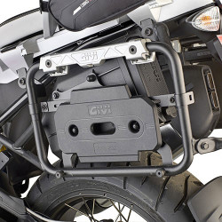Kit di attacco Givi per BMW R1200 GS 13-17 specifico per portavaligie PL5108CAM Kit di attacco Givi per BMW R1200 GS 13-17 specifico per portavaligie PL5108CAM