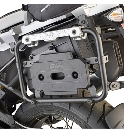 Kit di attacco Givi per BMW R1200 GS 13-17 specifico per portavaligie PL5108CAM Kit di attacco Givi per BMW R1200 GS 13-17 specifico per portavaligie PL5108CAM