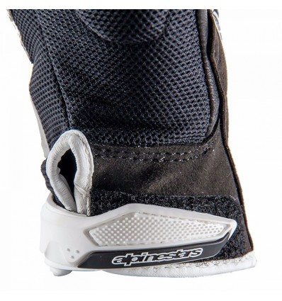 Guanti da moto Alpinestars SMX-2 Air Carbon bianchi e neri Guanti da moto Alpinestars SMX-2 Air Carbon bianchi e neri