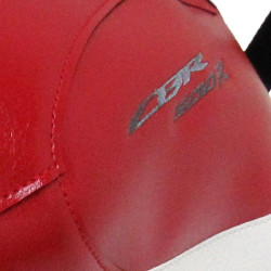 Copriserbatoio Bagster per Honda CBR 500R dal 2016 in similpelle rosso, nero e bianco Copriserbatoio Bagster per Honda CBR 500R dal 2016 in similpelle rosso, nero e bianco