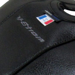 Copriserbatoio Bagster per Suzuki DL650 V-Strom dal 2017 in similpelle nero e nero opaco Copriserbatoio Bagster per Suzuki DL650 V-Strom dal 2017 in similpelle nero e nero opaco