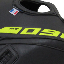 Copriserbatoio Bagster per Yamaha MT-09, MT-09 SR e Tracker nero opaco e giallo Copriserbatoio Bagster per Yamaha MT-09, MT-09 SR e Tracker nero opaco e giallo