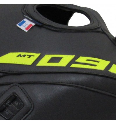 Copriserbatoio Bagster per Yamaha MT-09, MT-09 SR e Tracker nero opaco e giallo Copriserbatoio Bagster per Yamaha MT-09, MT-09 SR e Tracker nero opaco e giallo