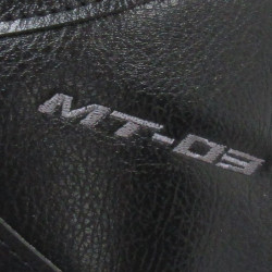 Copriserbatoio Bagster per Yamaha MT-03 dal 2016 in similpelle nero opaco, nero e argento Copriserbatoio Bagster per Yamaha MT-03 dal 2016 in similpelle nero opaco, nero e argento