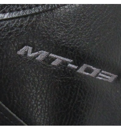 Copriserbatoio Bagster per Yamaha MT-03 dal 2016 in similpelle nero opaco, nero e argento Copriserbatoio Bagster per Yamaha MT-03 dal 2016 in similpelle nero opaco, nero e argento