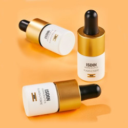 Confezione da 3 flaconcini di Isdinceutics Flavo-C Forte siero viso anti-età.